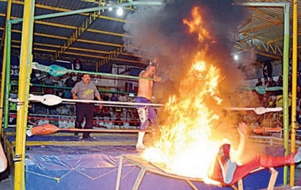 В Мексике боец едва не сгорел заживо во время шоу