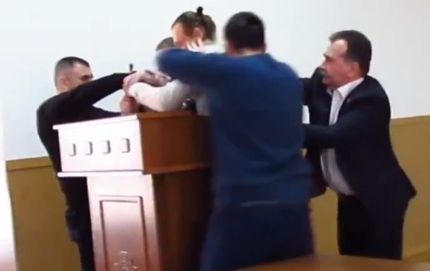 На сессии горсовета «титушками» мэра избит журналист и обществественный деятель