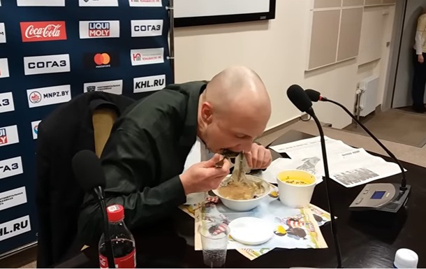 В Беларуси спортивный журналист съел газету
