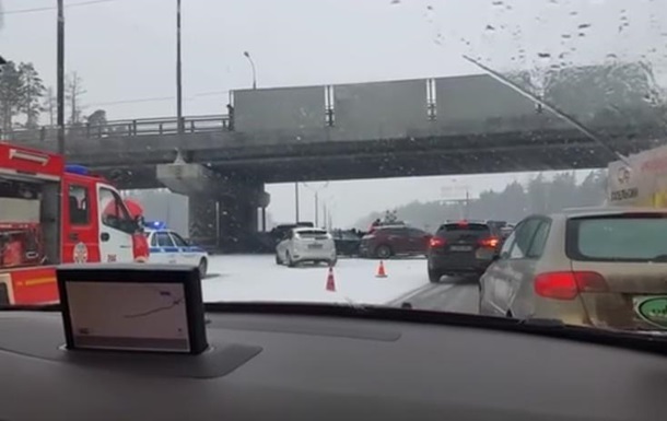 Під Москвою зіткнулися майже 30 машин