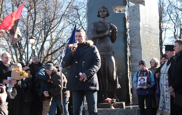 В Киеве открыли памятник поэтессе Телиге