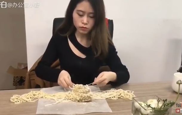 Сеть удивила китаянка, готовящая еду на офисном оборудовании