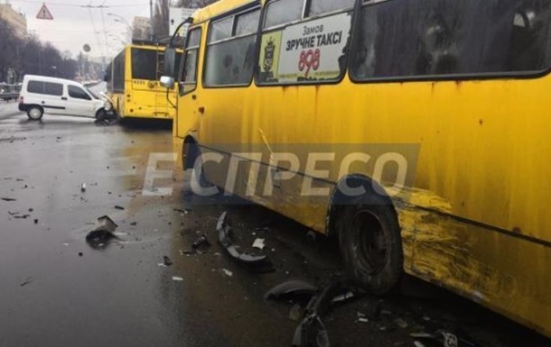 В Киеве пьяный водитель врезался в маршрутку