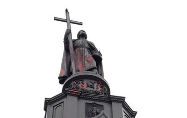 У Києві облили фарбою пам ятник князю Володимиру