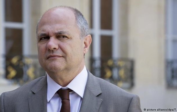 Глава МВС Франції подав у відставку через скандал з доньками