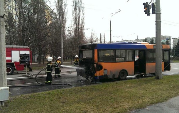 В Полтаве на остановке загорелся автобус
