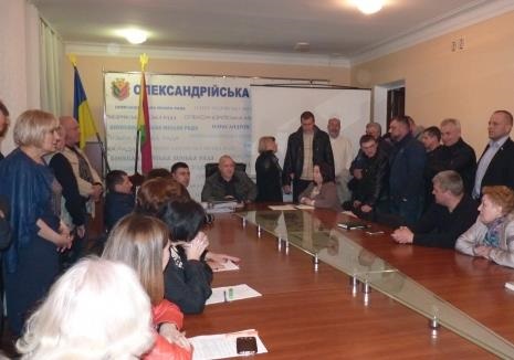 На Кировоградщине мэр и сотрудники горсовета заблокировали роботу избиркома