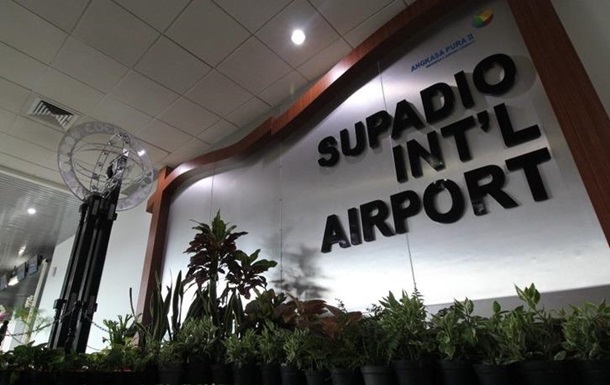 В аеропорту Індонезії обвалилася стеля