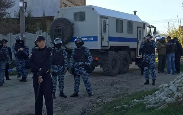 Российские силовики задержали восемь человек в Крыму