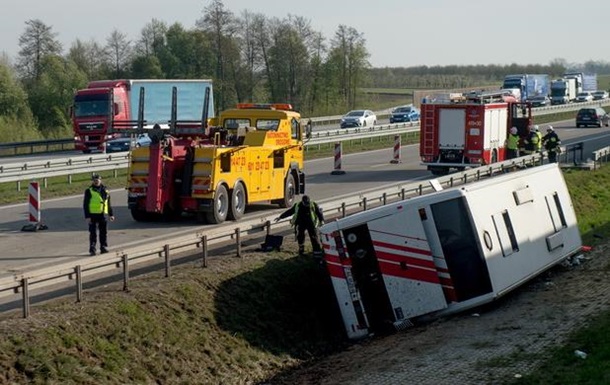 В Польше в аварию попал автобус с туристами: 17 пострадавших