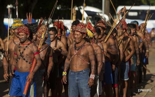 У Бразилії індіанці обстріляли з лука поліцейських