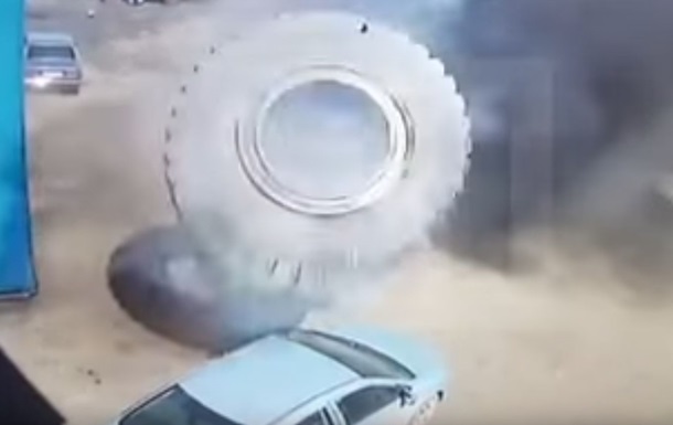 У Росії колесо БелАЗа розплющило машину