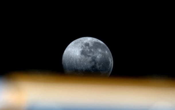Астронавт показал Луну с МКС