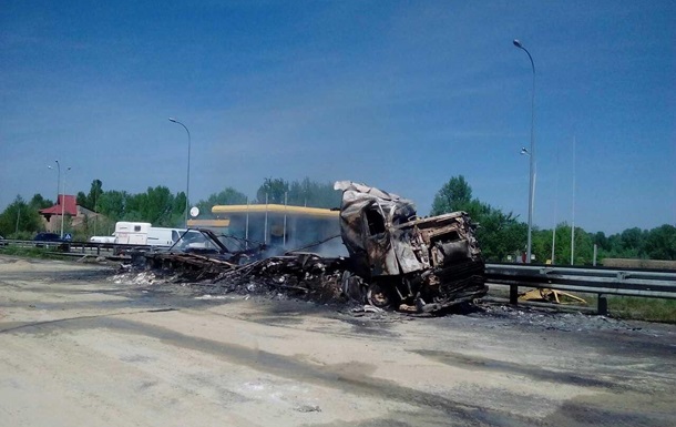 На трасі Київ - Харків згоріла вантажівка Volvo