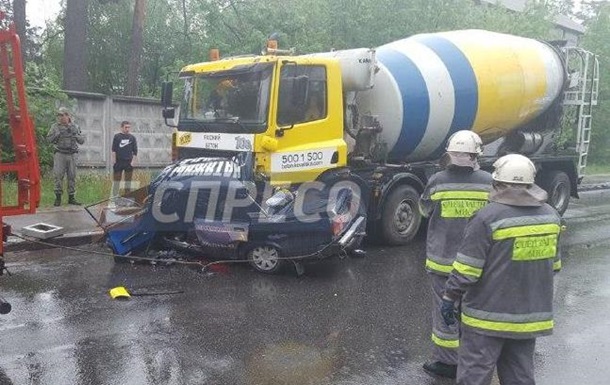 У Києві ВАЗ врізався в бетономішалку, є жертви