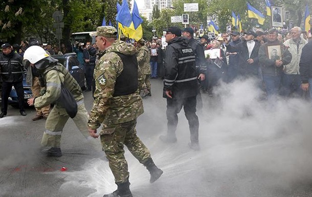 В Киеве произошли столкновения на     акциях, посвященных Дню Победы ‍