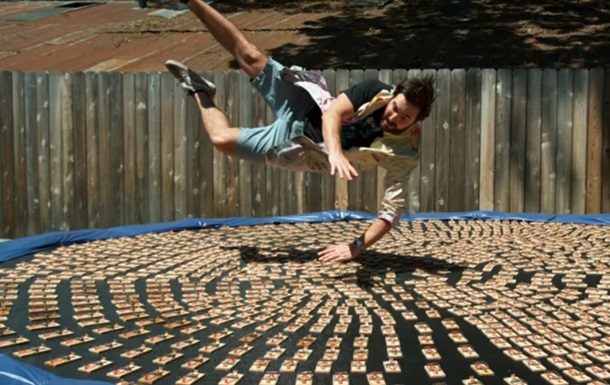 Блогер стрибнув на батут з тисячею мишоловок