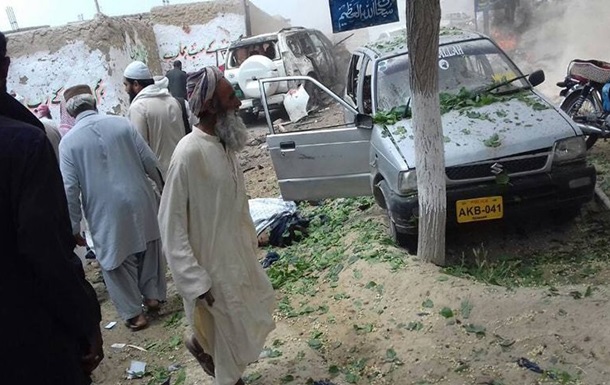 В Пакистане взорвали кортеж политика, 25 погибших
