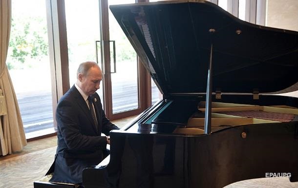 Китайські соцмережі тролять Путіна за гру на роялі