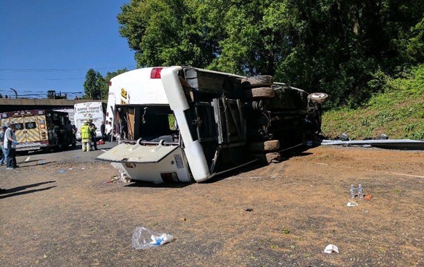 В США перевернулся автобус с детьми: десятки раненых