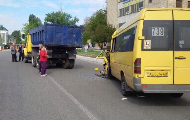 У Новомосковську маршрутка врізалася в КрАЗ: семеро постраждалих