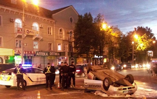 В центре Ровно байкер влетел в авто полиции