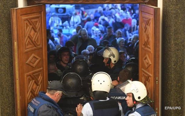 У Македонії усунули 16 поліцейських через штурм парламенту