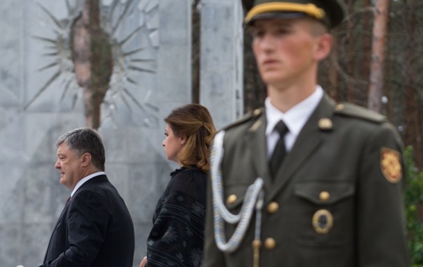 Порошенко посетил мемориал  Быковнянские могилы 