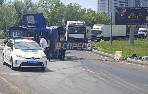 В Киеве ДТП с фурой вызвало километровую пробку