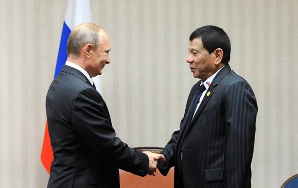 Скандальний президент Філіппін перериває візит до РФ