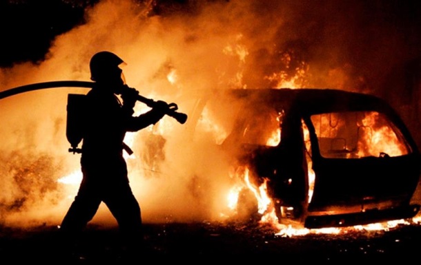 У Москві на складі згоріли майже 30 машин