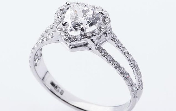 Какое кольцо с бриллиантом прекрасно подходит для помолвки