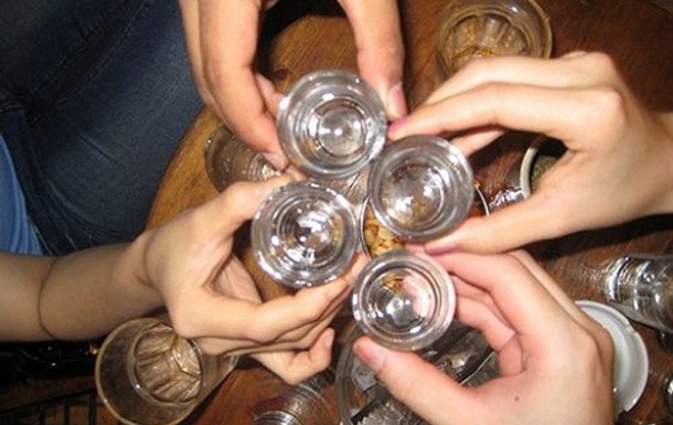 Семеро подростков отравились алкоголем на Львовщине