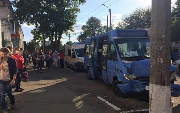 У Кременчуці маршрутка врізалася в стовп: семеро постраждалих