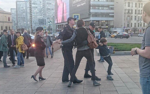 У центрі Москви затримали дитину за читання віршів