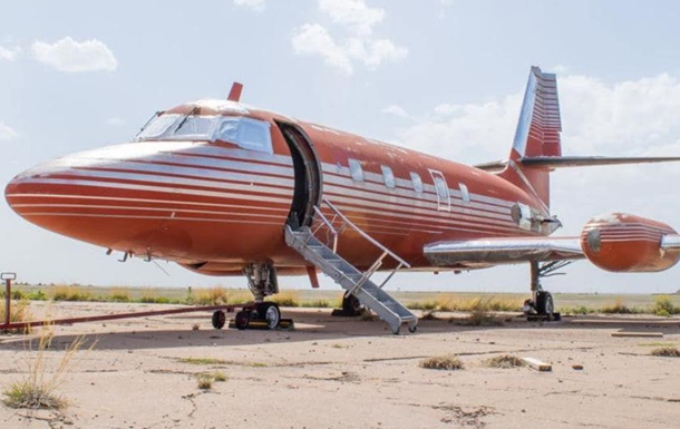 На аукционе в США продали личный самолет Элвиса Пресли