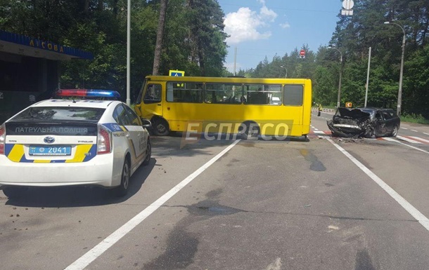 Під Києвом Audi врізалося в маршрутку: близько 10 постраждалих