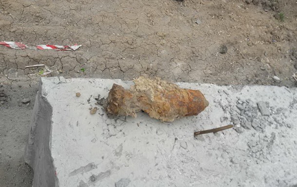 В Харькове возле трамвайной остановки нашли мину
