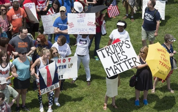 В США прошли марши против Трампа