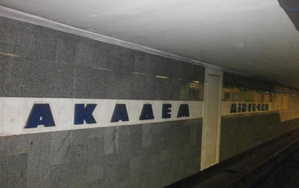 У київському метро під потяг впала людина