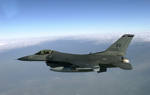 ЗМІ: До літака міністра РФ наблизився F-16