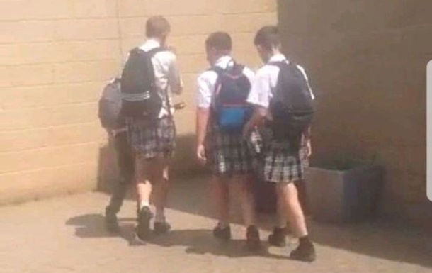 Парни-школьники надели юбки из-за запрета шорт в жару