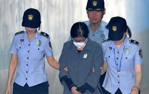 Подругу екс-президентки Південної Кореї засудили до трьох років в язниці