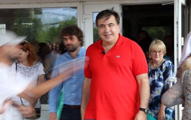 Саакашвили требует от Порошенко 50 евро за испорченную футболку