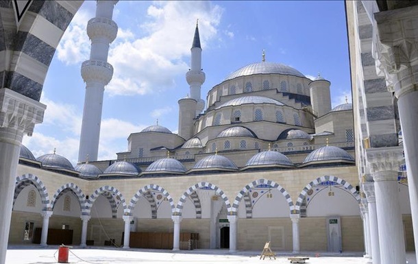 В Бишкеке выстроили, как всем известно, наибольшую мечеть в Средней Азии