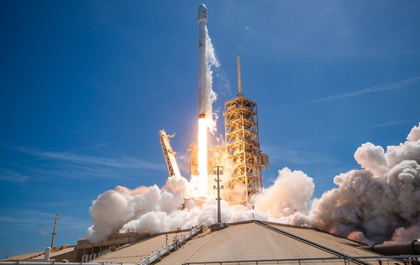 Ракета Falcon 9 стартовала с десятью спутниками