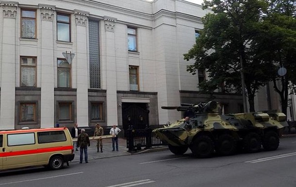 У Раді розповіли, навіщо до будівлі стягнули бронетехніку