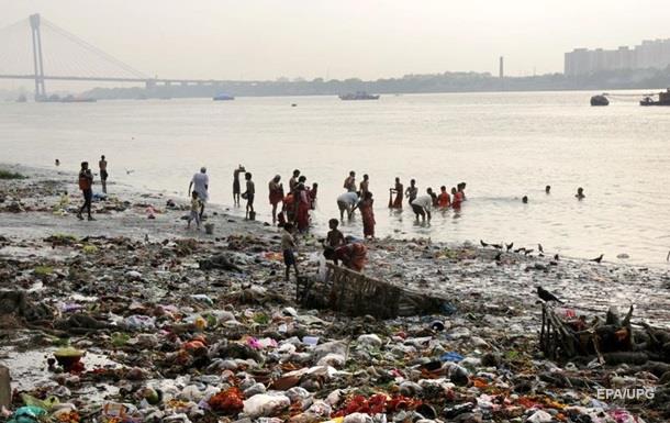 В Индии запретили выбрасывать мусор в реку Ганг