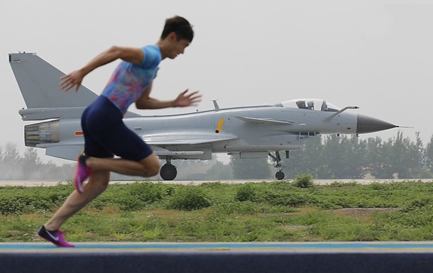 Китайский бегун обогнал военный самолет