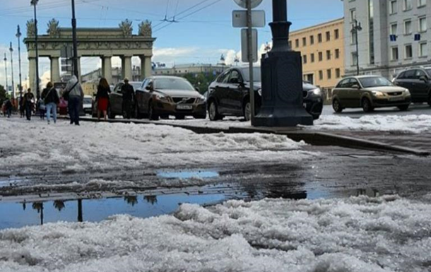 В Санкт-Петербурге выпавший град образовал сугробы